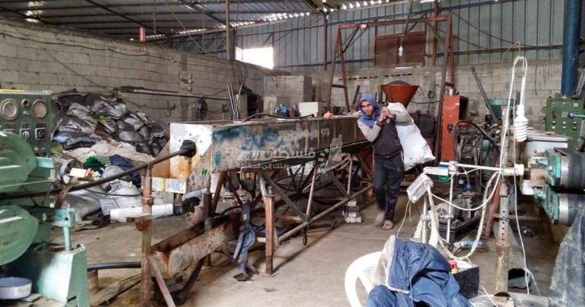 خانيونس: مصنع بلاستيك يُعيد تدوير المخلفات لاستمرار إنتاجه