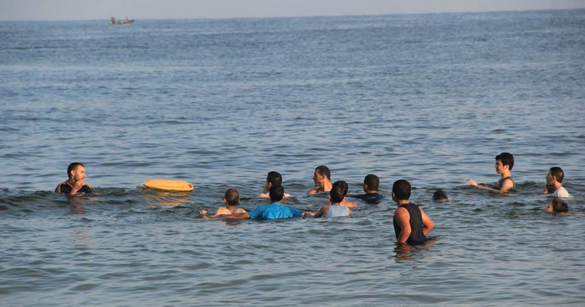 شباب غزة يقبلون على تعلم السباحة قبل انتهاء العطلة