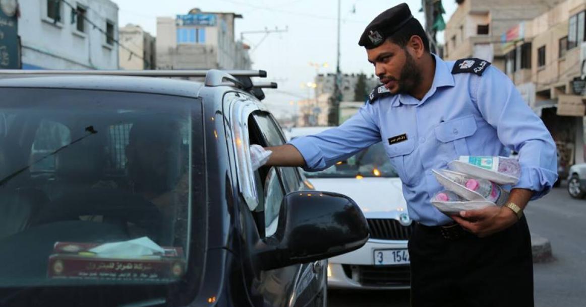 شرطة المرور برفح توزع وجبات إفطار على السائقين والمواطنين