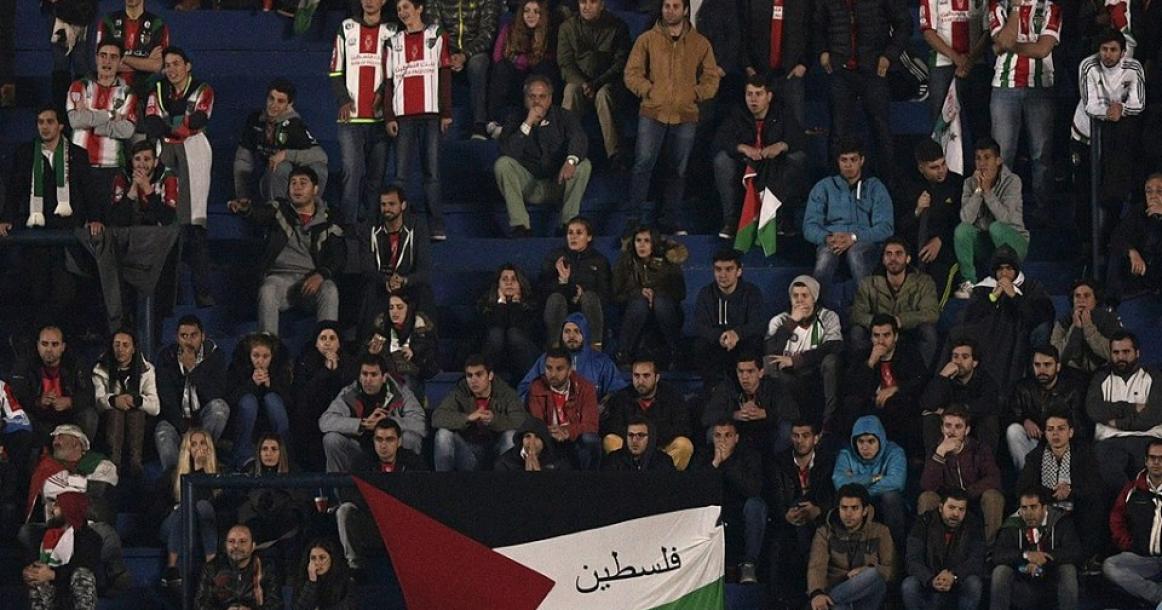 أعلام فلسطين ترفع من جمهور نادي "بالستينو" التشيلي