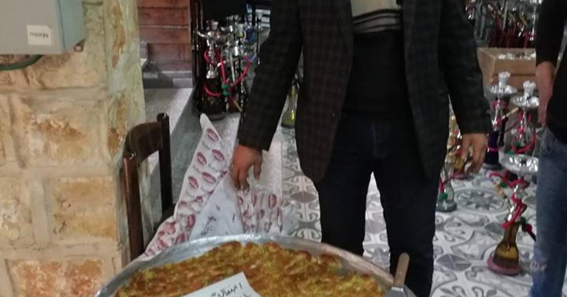 مقهى دمشق بجنين يوزع الحلويات ابتهاجاً بإسقاط الطائرة الاسرائيلية