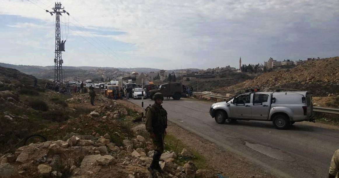 الاحتلال يغلق مدخل بلدة بير نبالا بشكل كامل ويعرقل حركة المواطنين