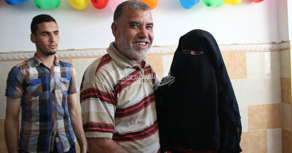 الفرحة في بيت المتفوقة "منى فؤاد حمد" برفح