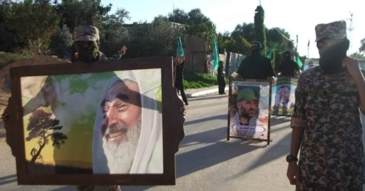 صور: تنظيم حماس مسيراً لملثميها إحياءً لمعركة حجارة السجيل وسط القطاع