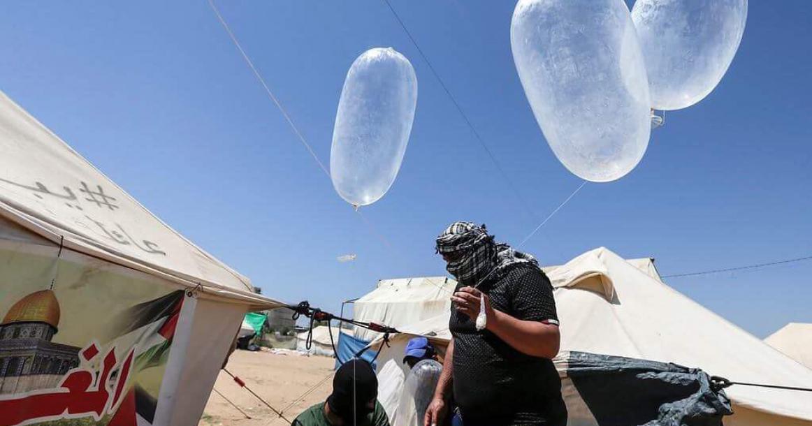 "الكوندوم" سلاح الفلسطينيين الجديد .. ما بعد الطائرات الورقية