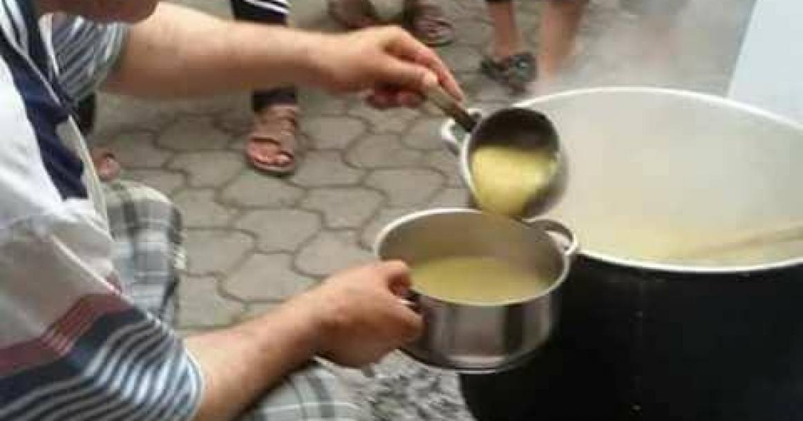 فلسطيني من غزة يصنع شوربة ويوزعها على الفقراء يوميا قبل أذان المغرب