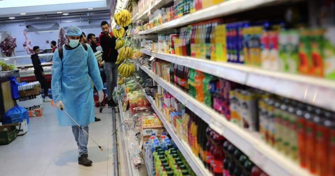 حملة تعقيم شاملة لمواجهة خطر كورونا داخل مدينة اللحوم بغزة