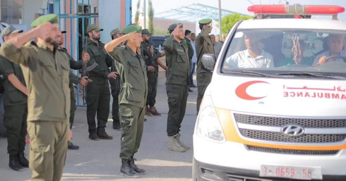 الأجهزة الأمنية في غزة خلال تأدية التحية العسكرية لجثمان اللواء جمال كايد