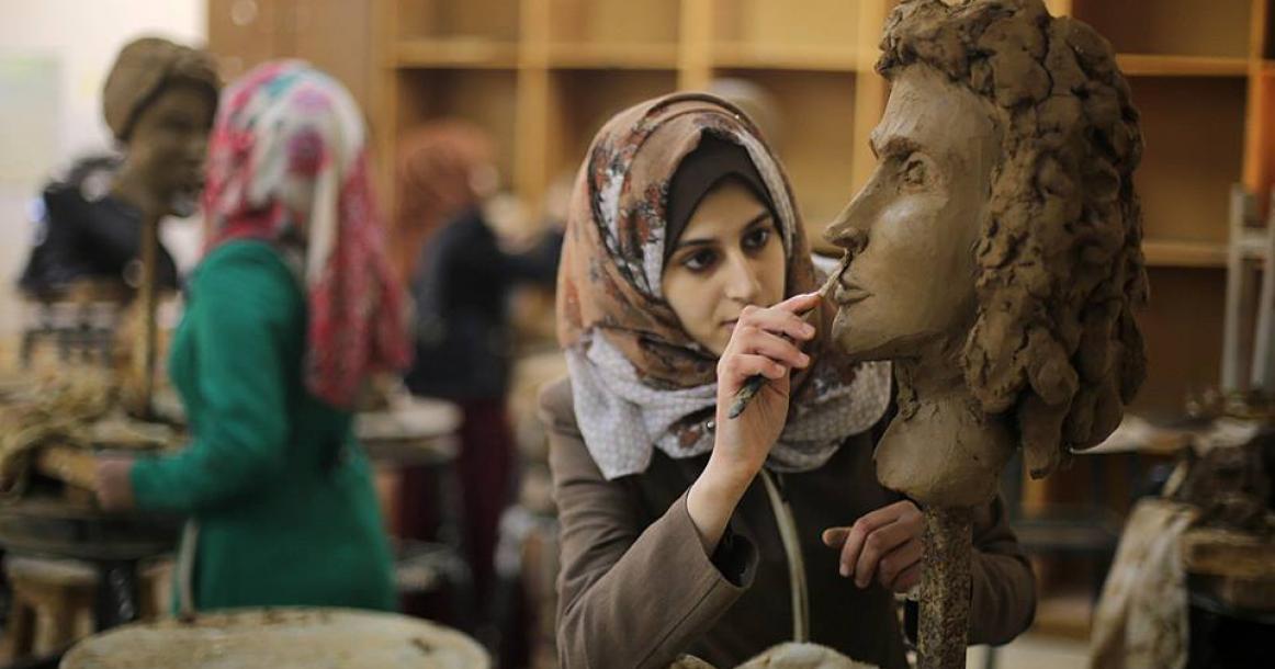 ورشة نحت لطالبات كلية الفنون في جامعة الأقصى بغزة