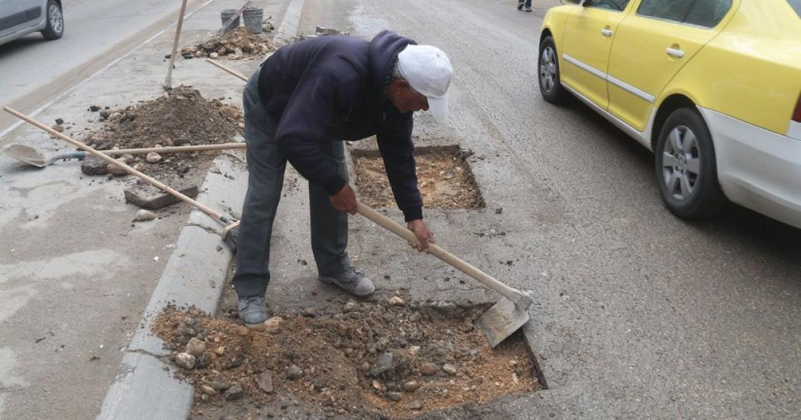 بلدية النصيرات تواصل ترميم الحفر بشوارع المخيم