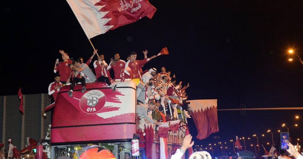 احتفال لاعبي منتخب قطر مع الجماهير في كورنيش الدوحة