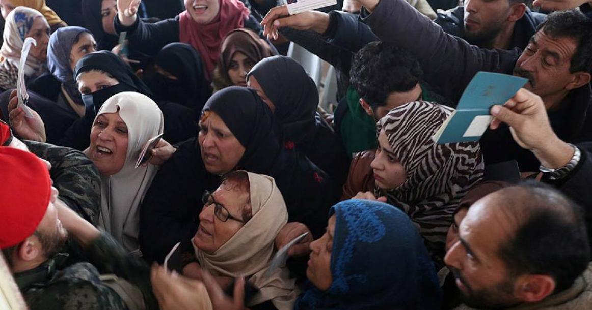 معاناة الفلسطينيين الراغبين بالسفر عبر معبر رفح