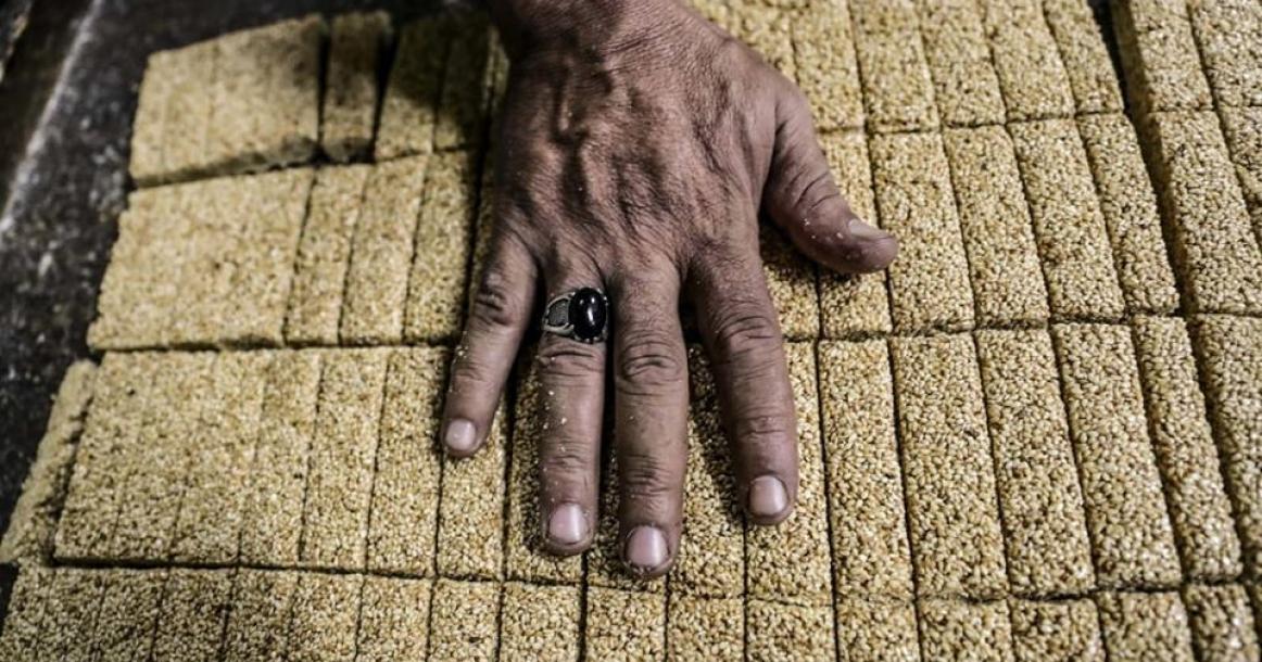 صناعة حلوى السمسمية بالقاهرة ضمن "احتفالات المولد"