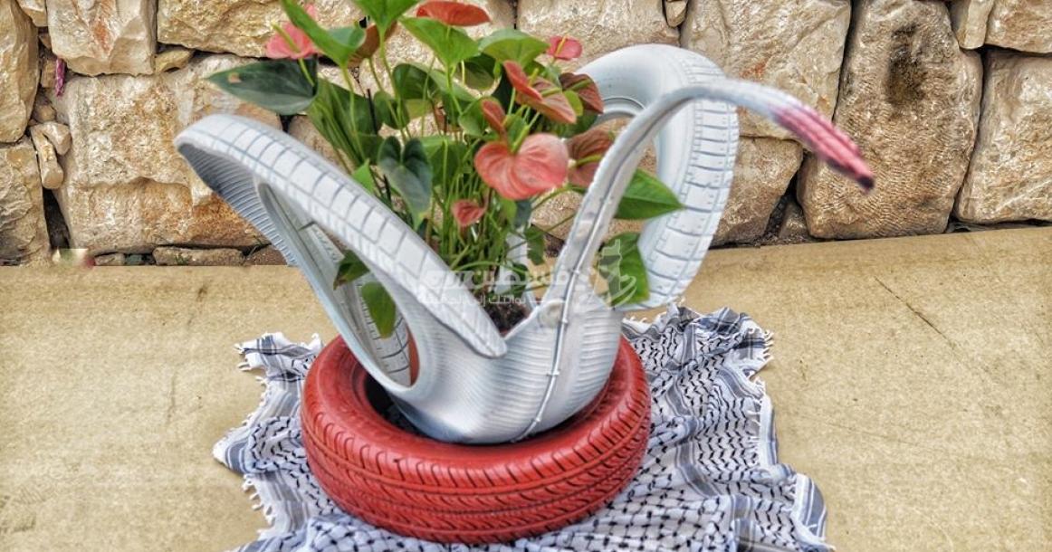 شاب فلسطيني يحول إطارات المركبات لتحف فنية