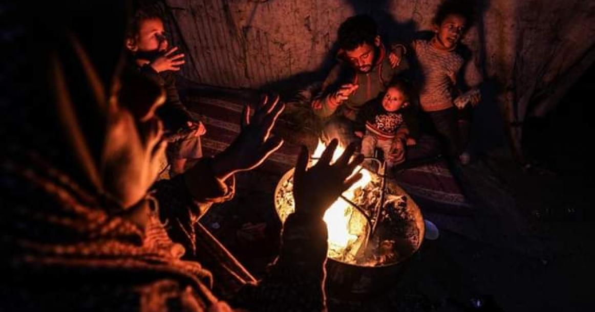 أطفال غزة يشعلون النار كوسيلة للتدفئة خلال أجواء الشتاء