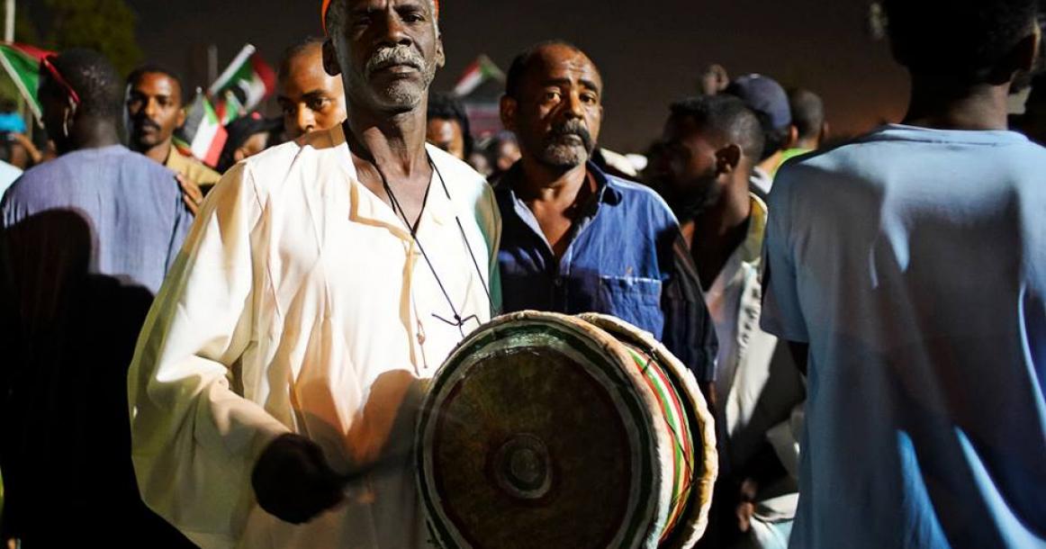 السودانيون لا يغادرون أماكن الاحتجاج رغم كل التحذيرات