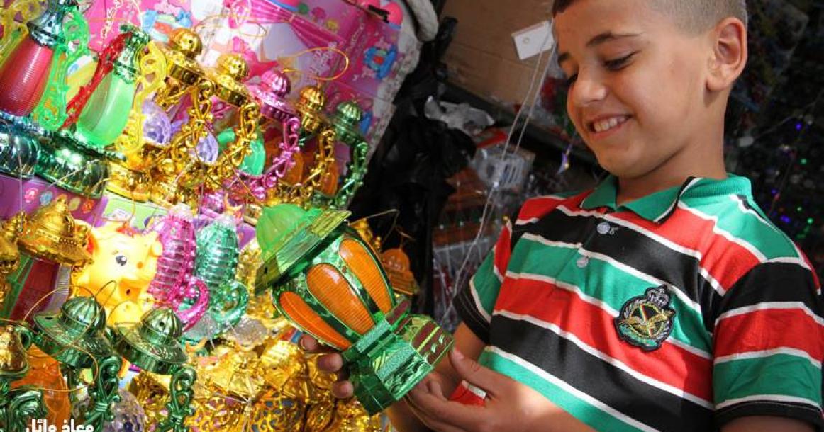 فوانيس رمضان تزين أسواق مخيمات غزة