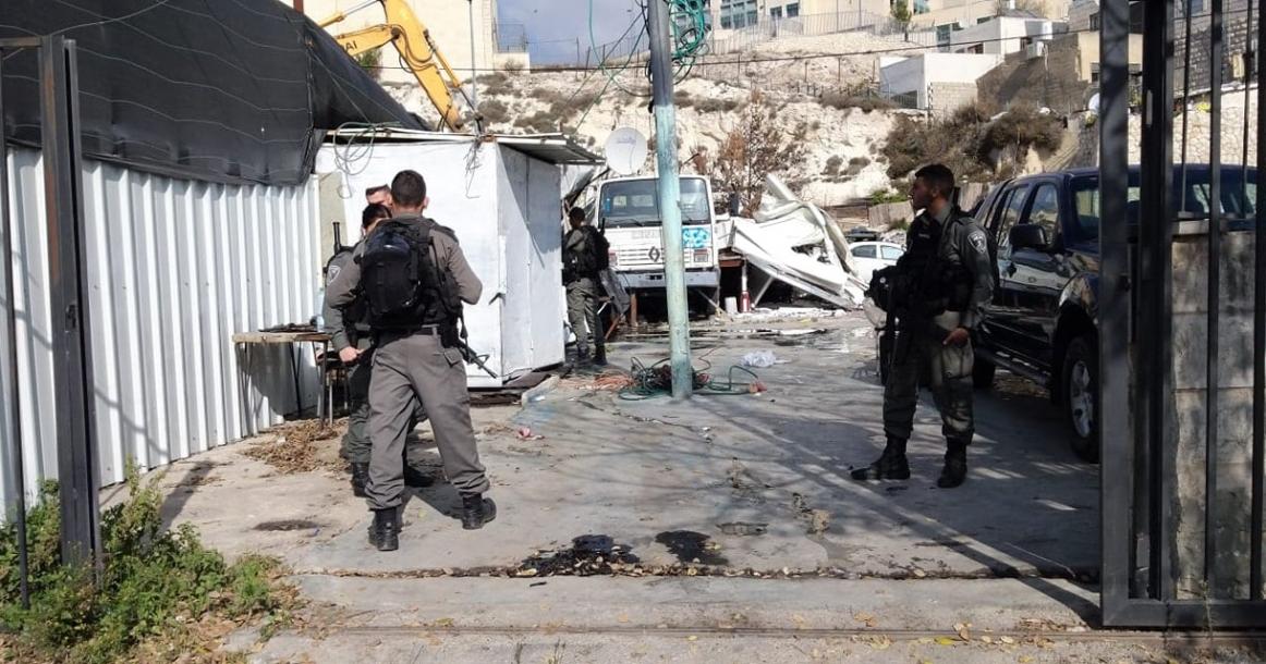 الاحتلال يهدم معرضاً للسيارات في بلدة شعفاط شمال القدس المحتلة