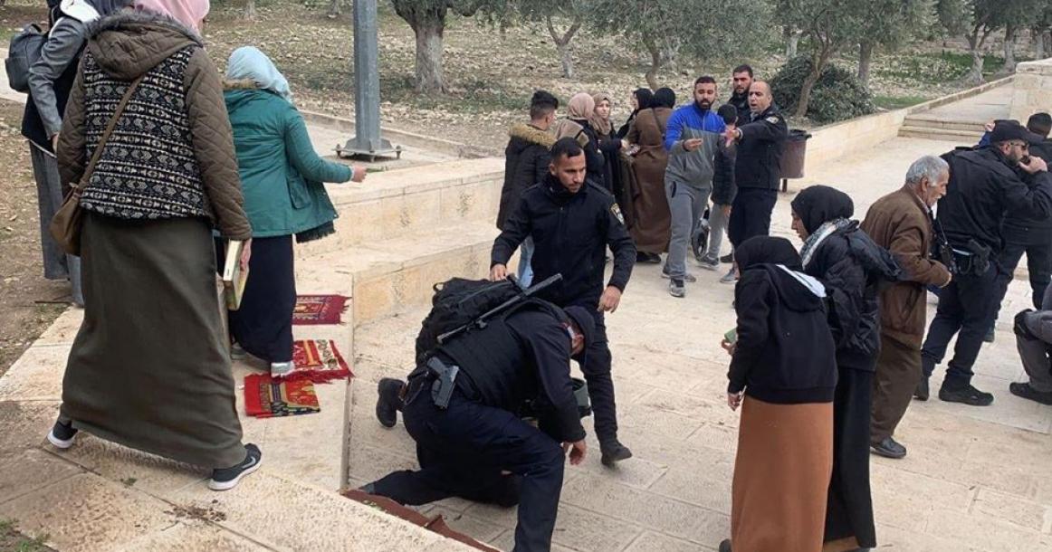 الاحتلال يعتدي على المصلين أمام مصلى باب الرحمة في المسجد الأقصى