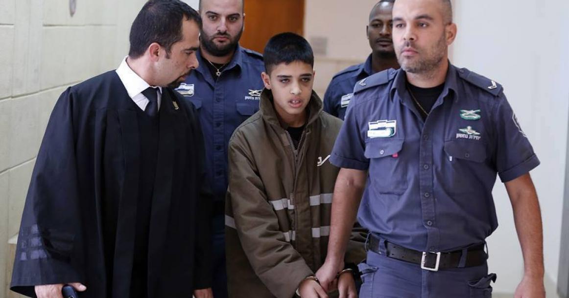 صور: الطفل أحمد مناصرة أثناء توجهه إلى محكمة الاحتلال