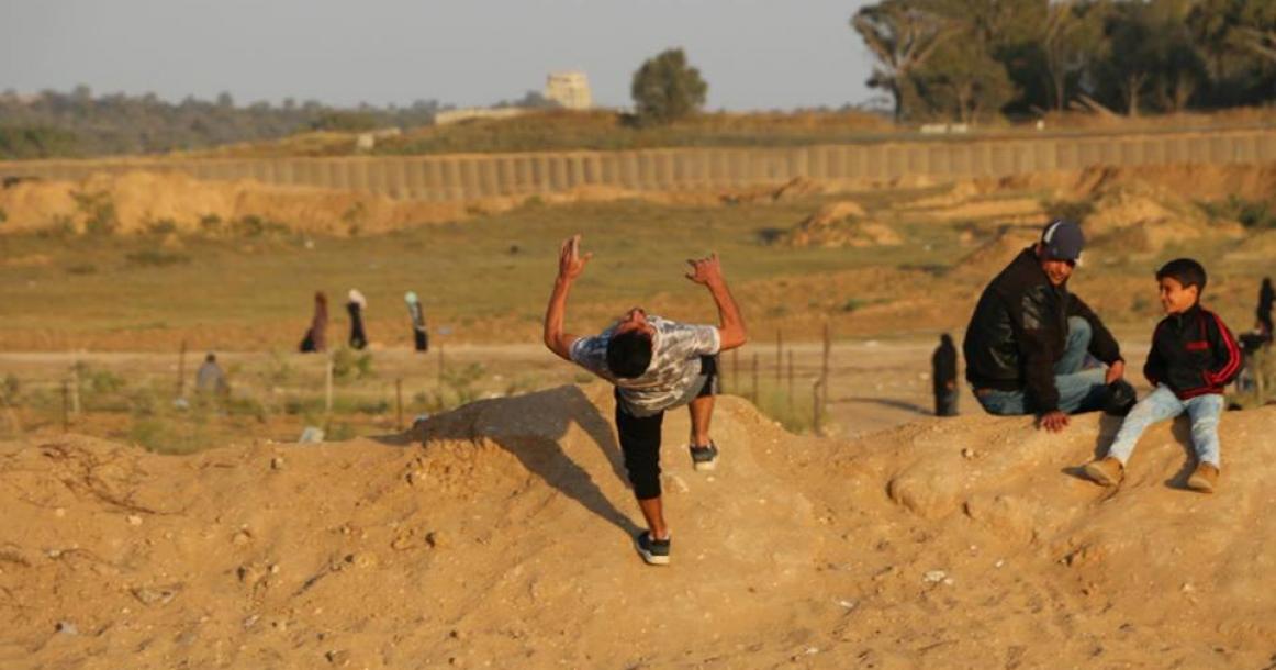 ممارسة رياضة الجمباز بمخيم العودة شرق البريج