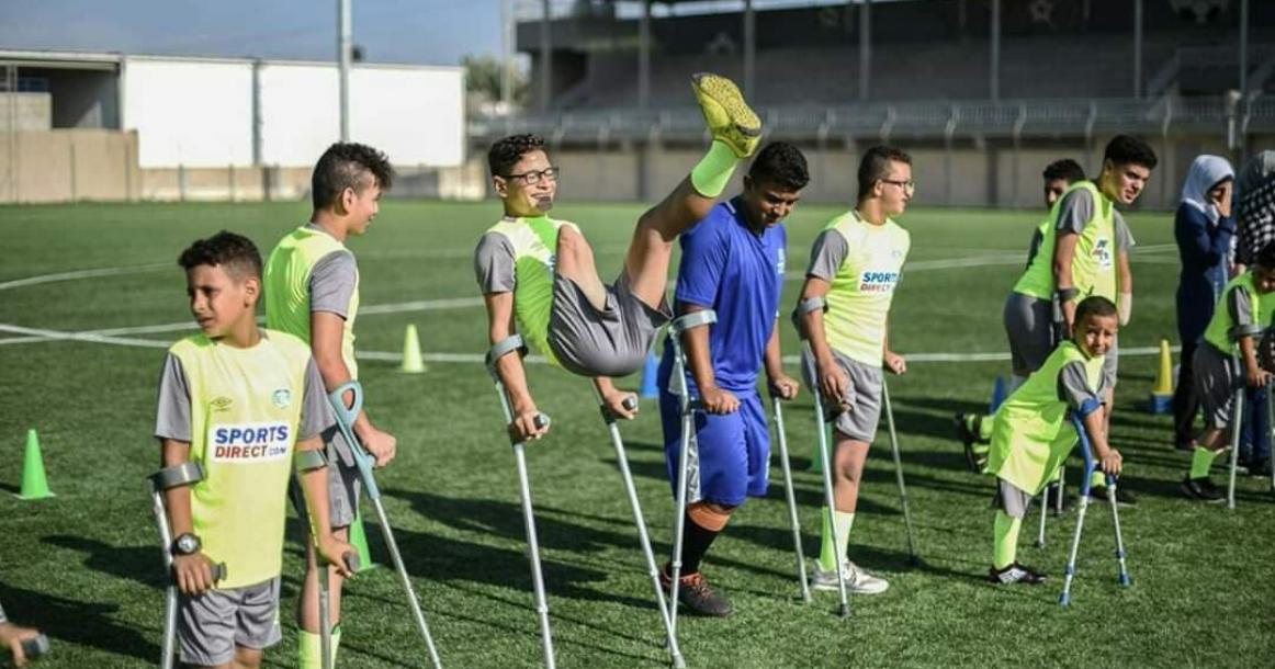 أطفال مبتوري الطرف يلعبون مباراة كرة قدم في ملعب الدرة وسط القطاع