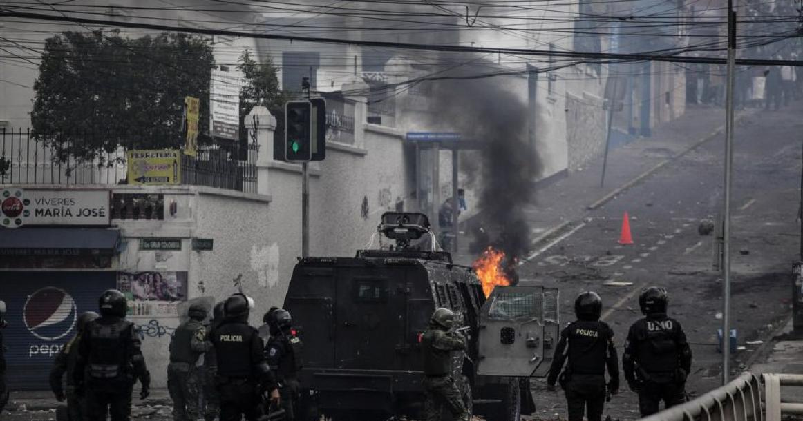 احتلال مبنى البرلمان بالإكوادور والجماهير تطالب برحيل الرئيس