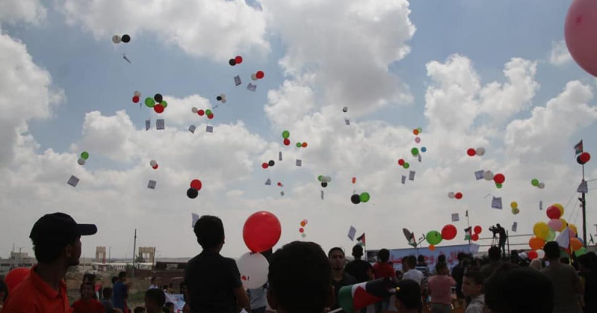 إطلاق البلالين لفعالية أطفال في وجه الحصار في مخيم العودة شرق غزة