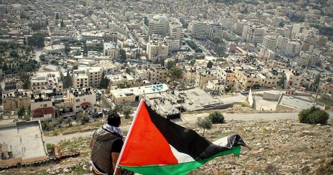 صور: رفع علم فلسطين على أعلى قمة جبل عيبال بنابلس