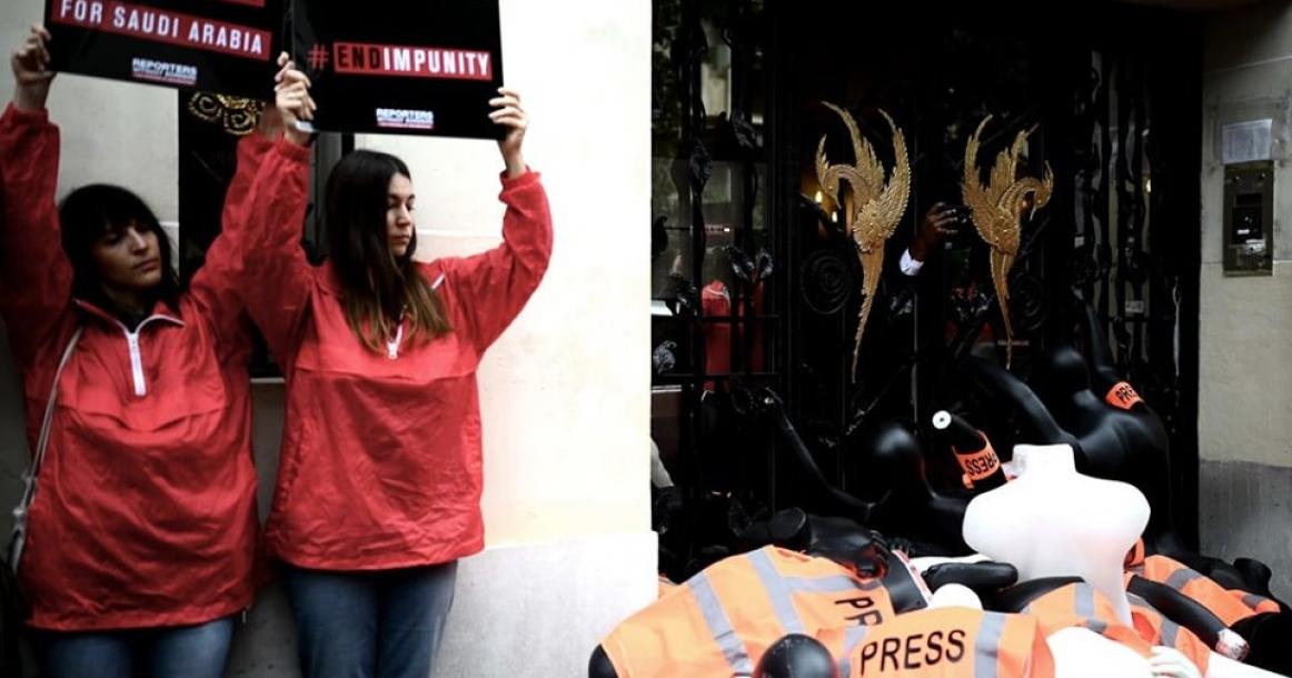 ناشطون من منظمة "مراسلون بلا حدود" يحيون الذكرى الأولى لاغتيال خاشقجي