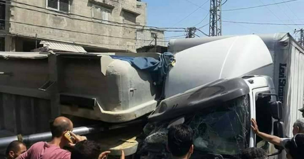حادث مروع.. انقلاب شاحنة على سيارة نص نقل في شارع صلاح الدين