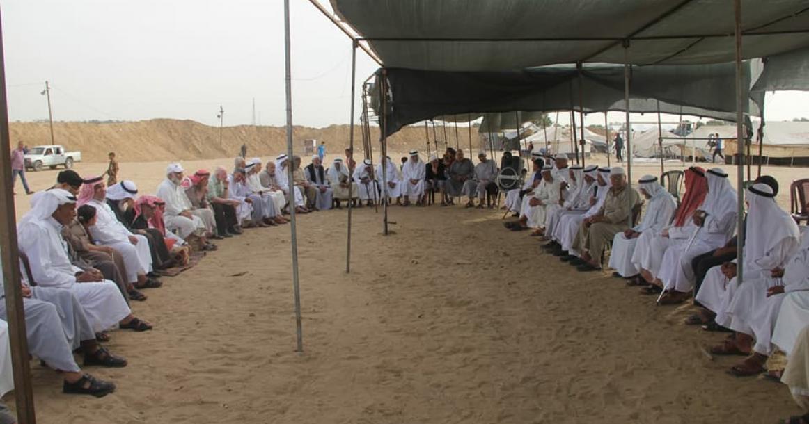 جلسة الوجهاء والمخاتير في خيمة العودة شرق المحافظة الوسطى