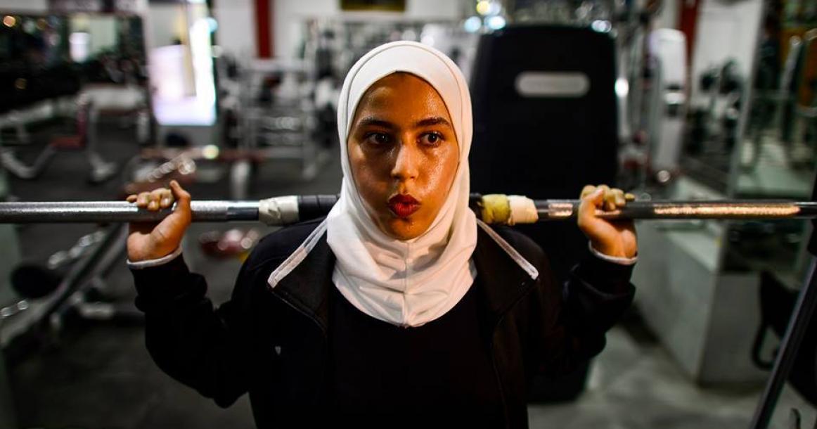 فتاة من غزة تمارس رياضة "كمال الأجسام"