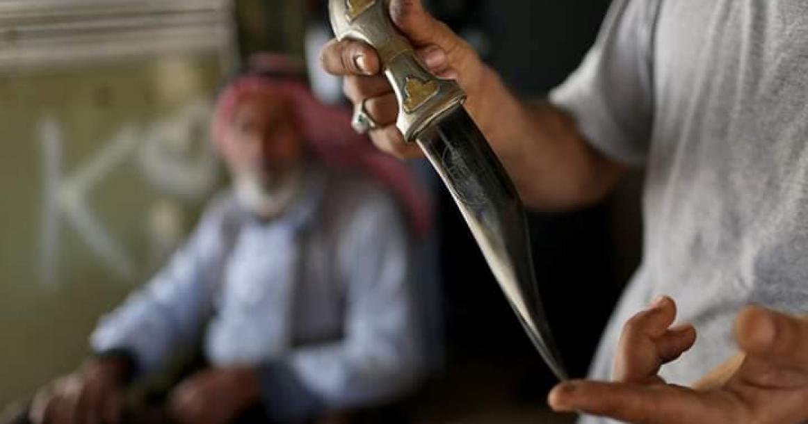 فلسطيني يمتهن صقالة السيوف والخناجر في ورشته بخانيونس