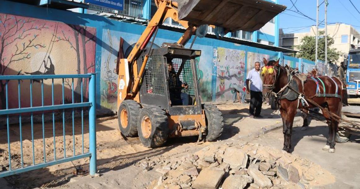 بلدية النصيرات تعبد طرق المخيم قبل فصل الشتاء