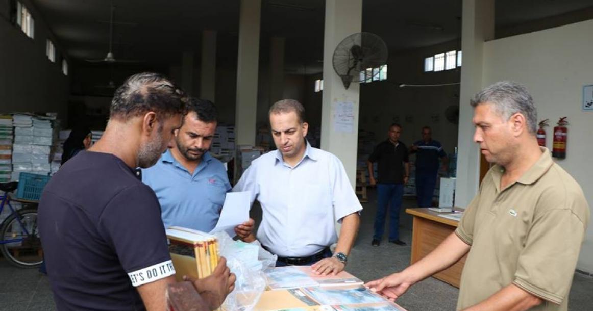 التعليم يبدأ بتوزيع الكتب استعدادا للعام الجديد