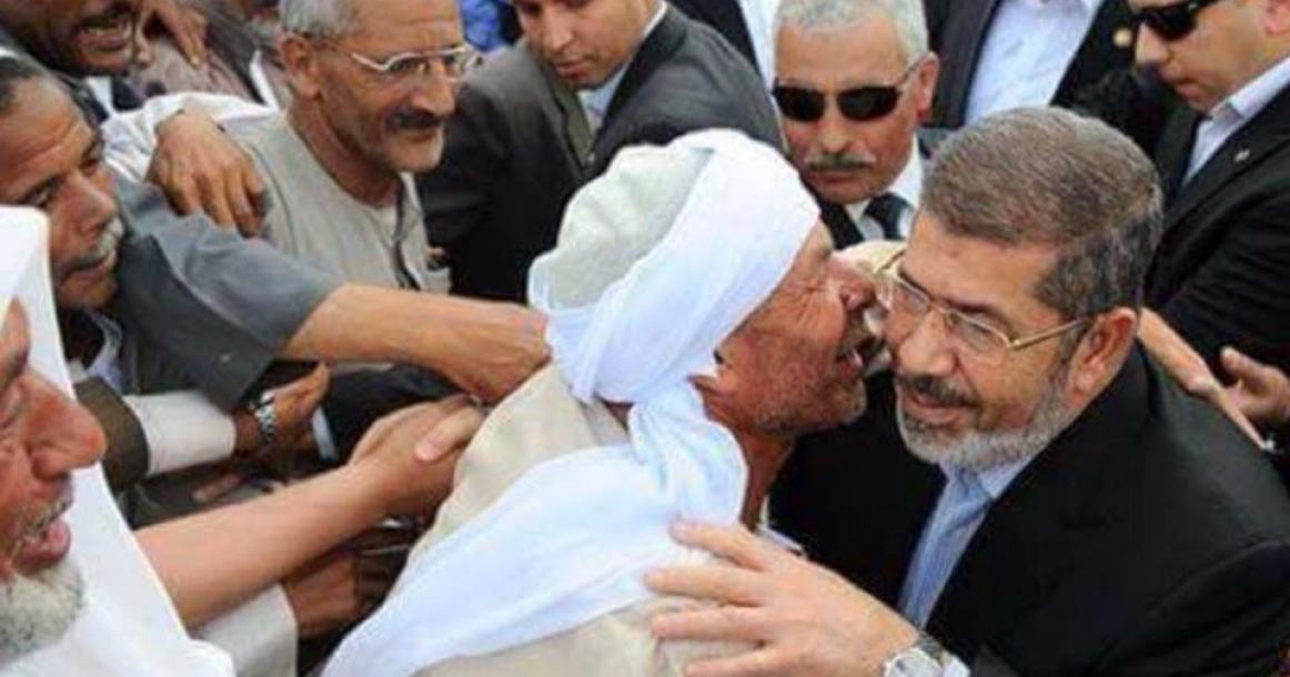 مغردون يتداولون صور نادرة للرئيس المصري الراحل محمد مرسي