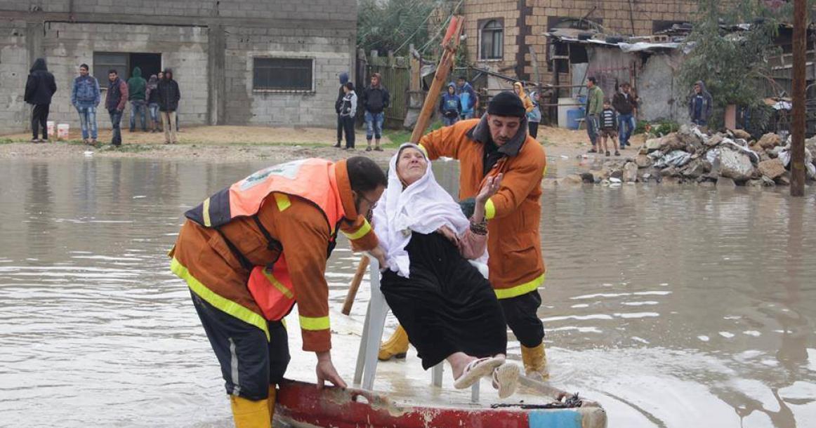 إخلاء عدة عائلات بسبب المنخفض شمال القطاع