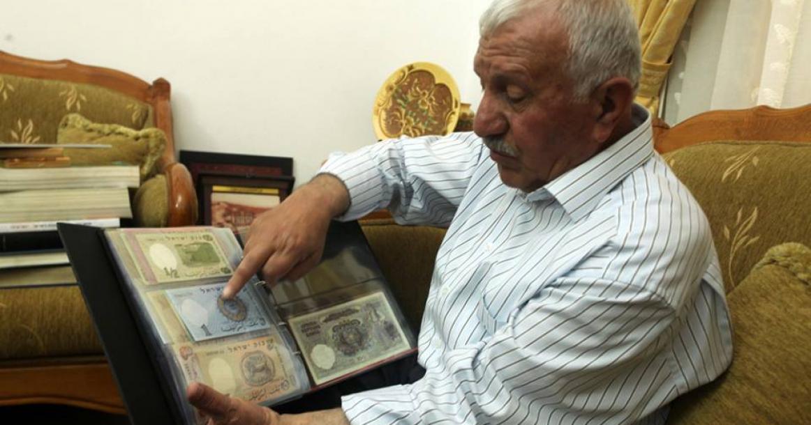 تعرف على الخليلي جامع للعملات والنقود والطوابع القديمة
