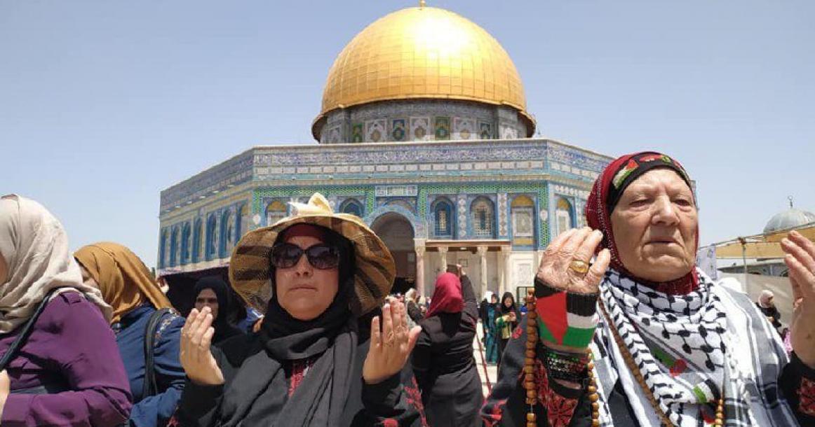 في الجمعة الثانية من رمضان.. المصلين في باحات المسجد الأقصى