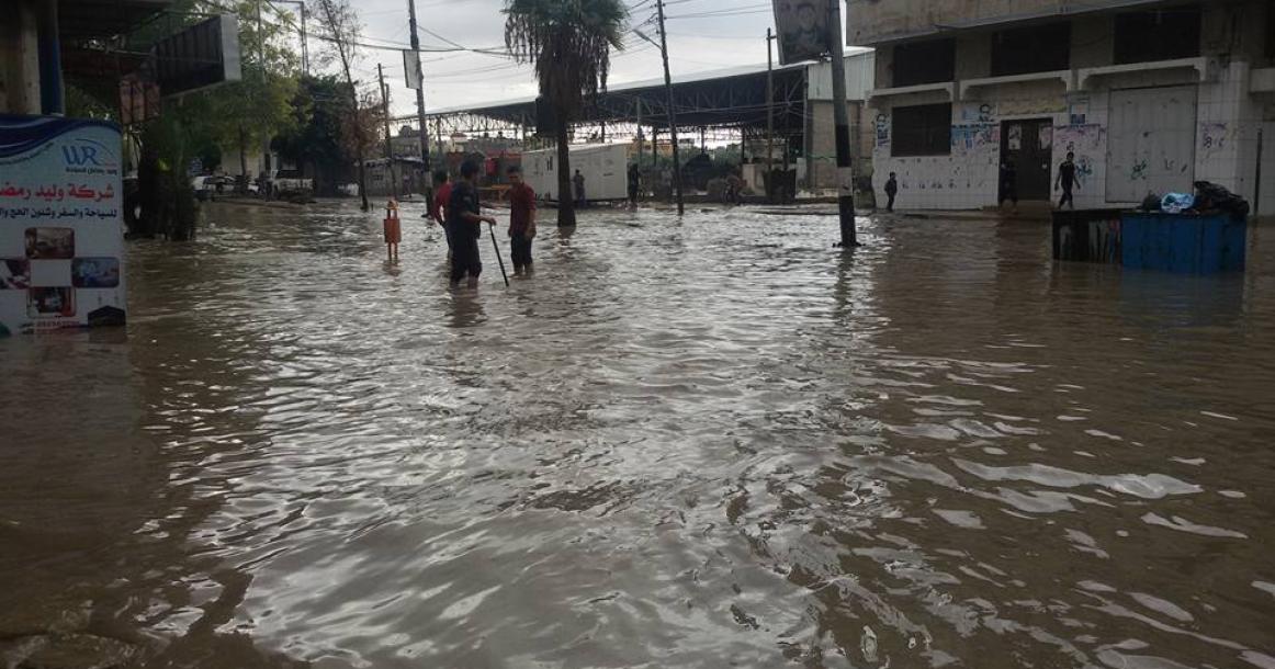 صور: النصيرات تغرق بمياه الأمطار