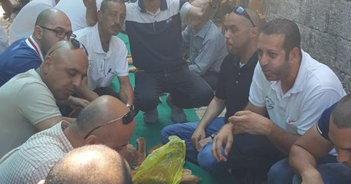 الإفطار على أبواب المسجد الأقصى
