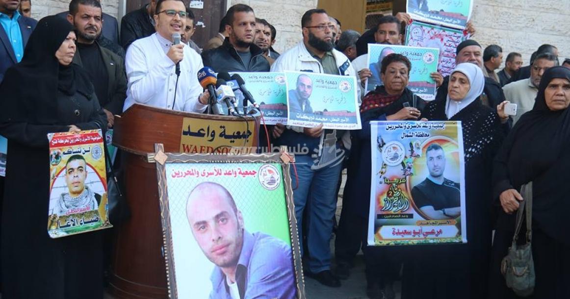 غزة: وقفة للمطالبة بعلاج الأسير المريض محمد دويكات