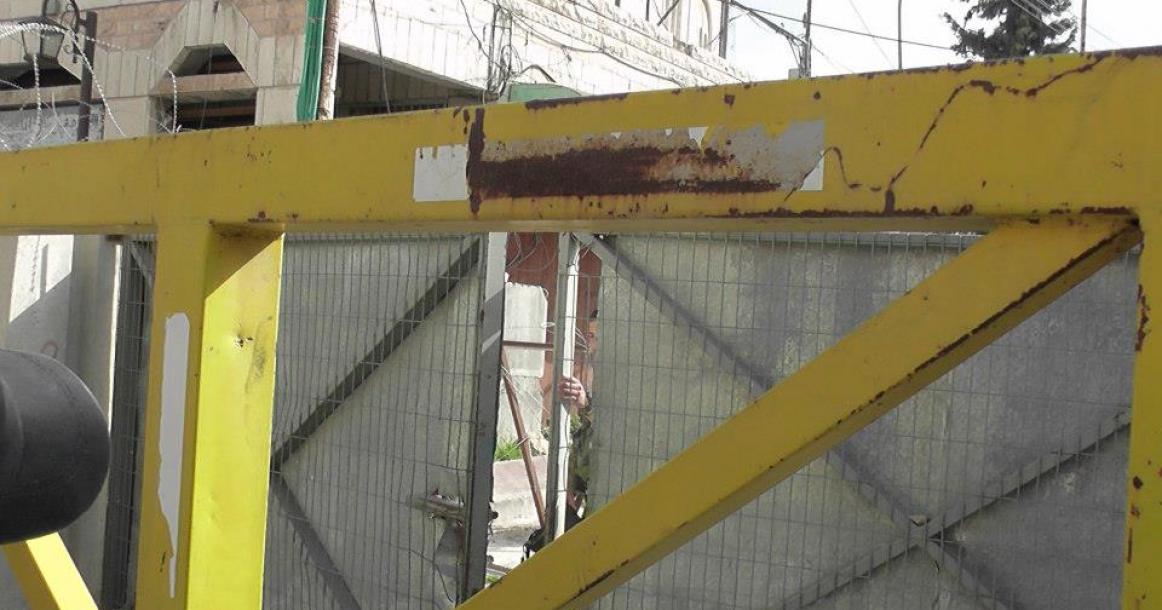 صور: اعتداء الاحتلال على طفل بالخليل