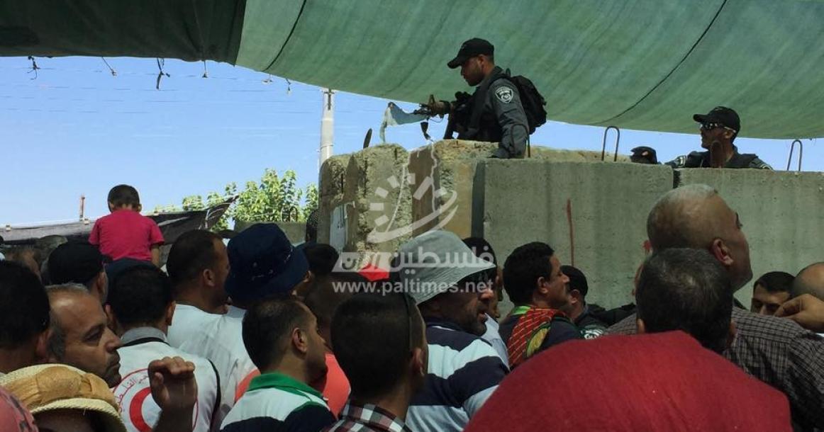 صور: معاناة الفلسطينيين على معبر بيت لحم