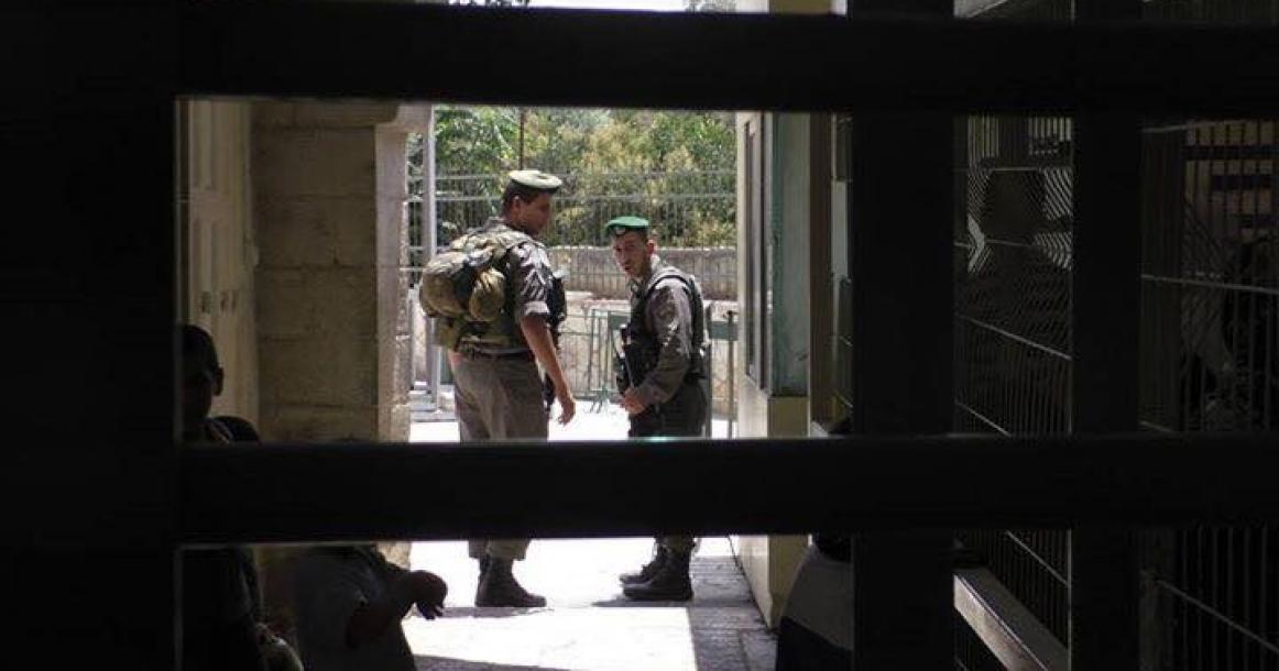ضابط إسرائيلي يعتدي على طفل ويصادر دراجته بالمسجد الإبراهيمي