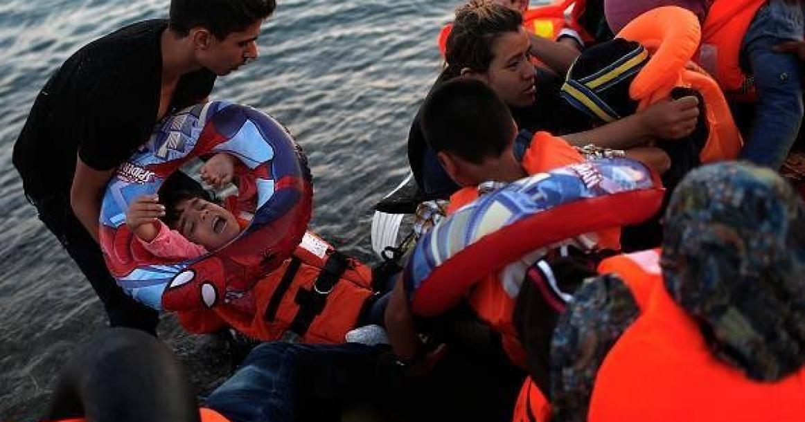 وصول قارب يقل لـاجئين سوريين إلى شواطئ اليونان