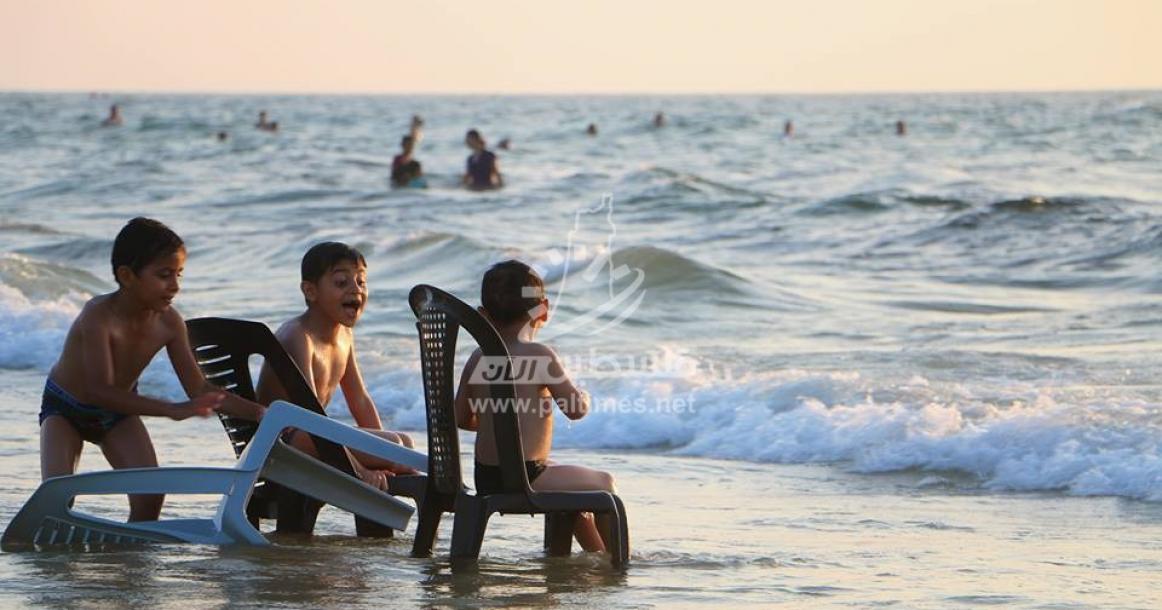 كاميرا "فلسطين الآن" ترصد استجمام الغزيين على شاطئ البحر