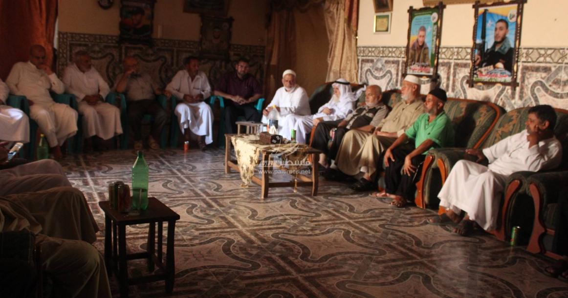 قيادة حماس تزور عائلة القسامي وليد مسعود
