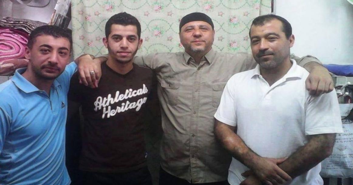 صور: للأسير القائد عبد الله البرغوثي مع رفاقه في السجون